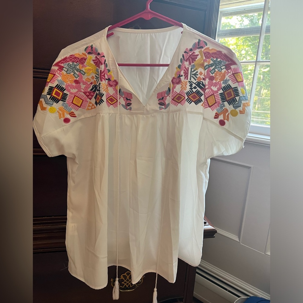 NWOT embroidered collar white lightweight tshirt